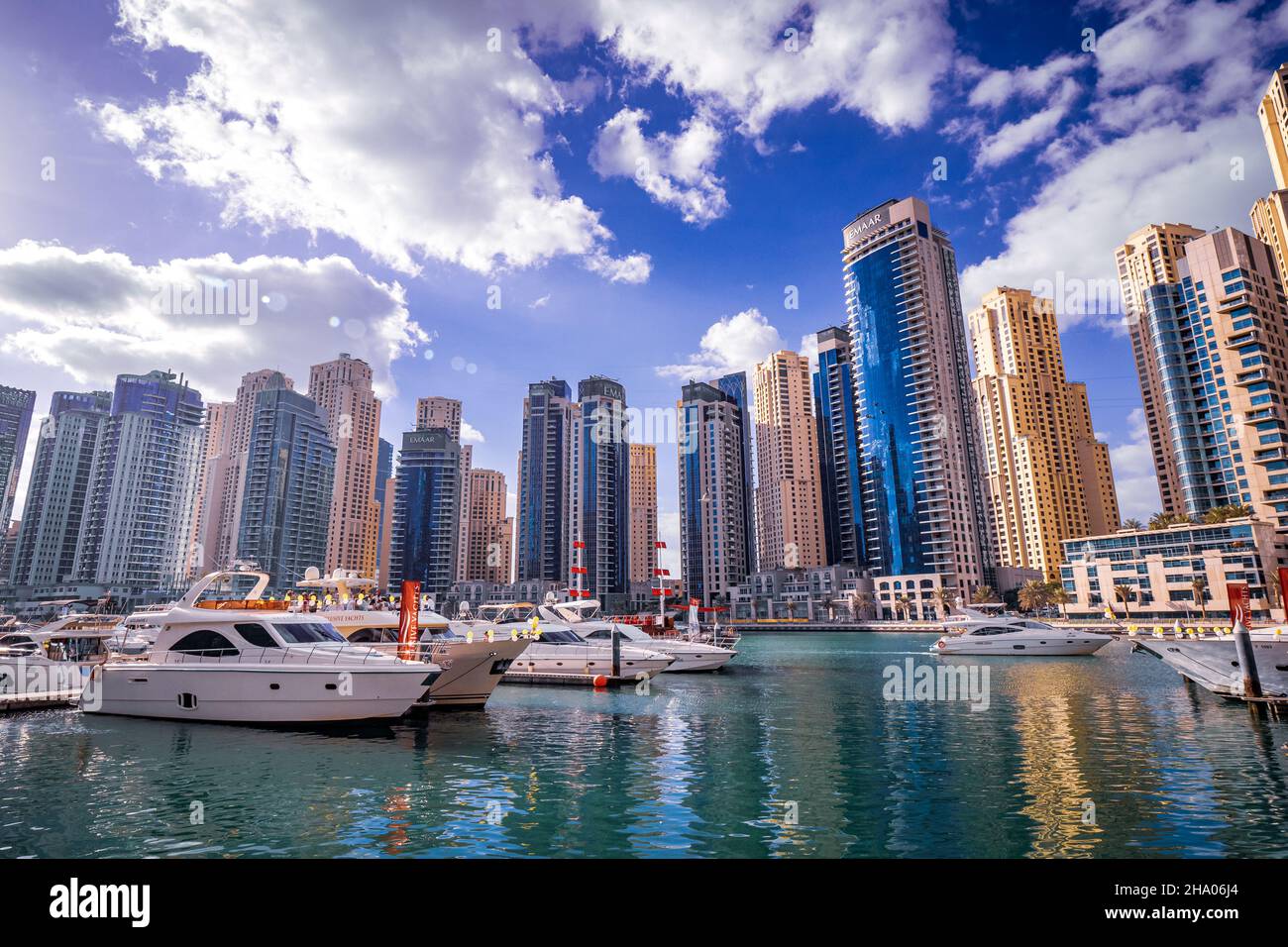 Wunderschöne Aussicht auf die teuren Yachten und Motorboote, die an den Piers der Dubai Marina festgemacht sind, umgeben von hohen Wolkenkratzern, Dubai, VAE Stockfoto