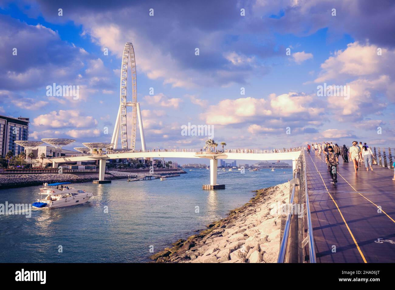 Wunderschöner Blick auf eine Yacht, die an der Ain Dubai, dem größten Riesenrad der Welt, auf der Bluewaters Island im Dubai Marina District, Dubai, VAE, vorbeifährt Stockfoto