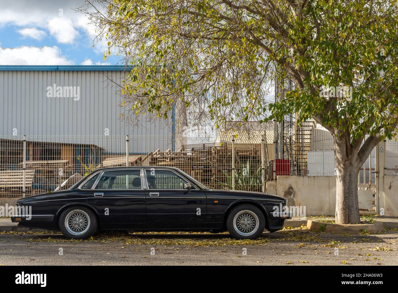 Llucmajor, Spanien: dezember 05 2021: Daimler Double Six Black Car, an einem sonnigen Tag auf der Straße geparkt Stockfoto