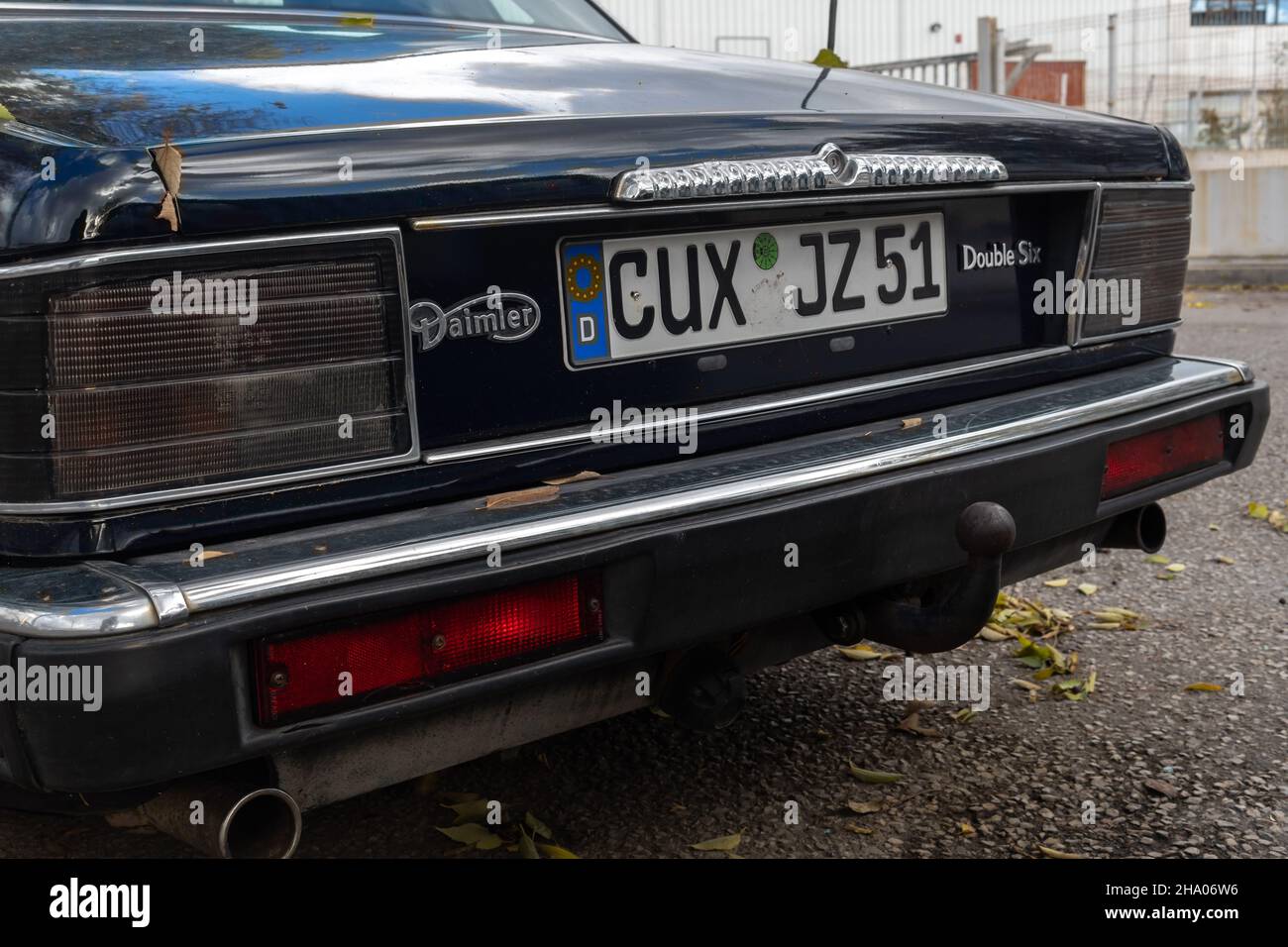 Llucmajor, Spanien: dezember 05 2021: Daimler Double Six Black Car, an einem sonnigen Tag auf der Straße geparkt Stockfoto