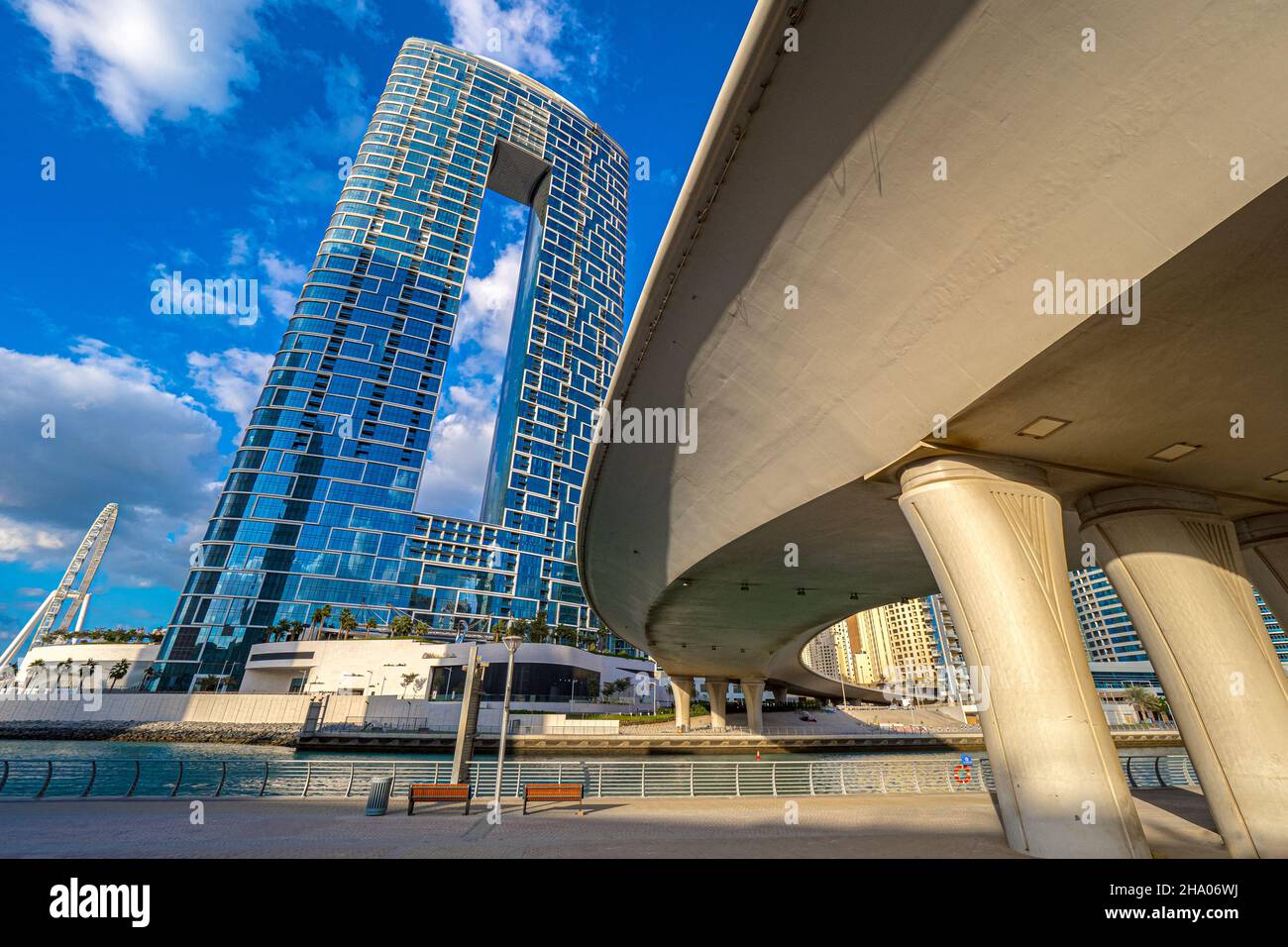 Blick auf einen modernen Hotelkomplex, der am Ende des Dubai Marina-Viertels neben der Wassereinfahrt und einer Autobahnbrücke liegt, Dubai, VAE Stockfoto