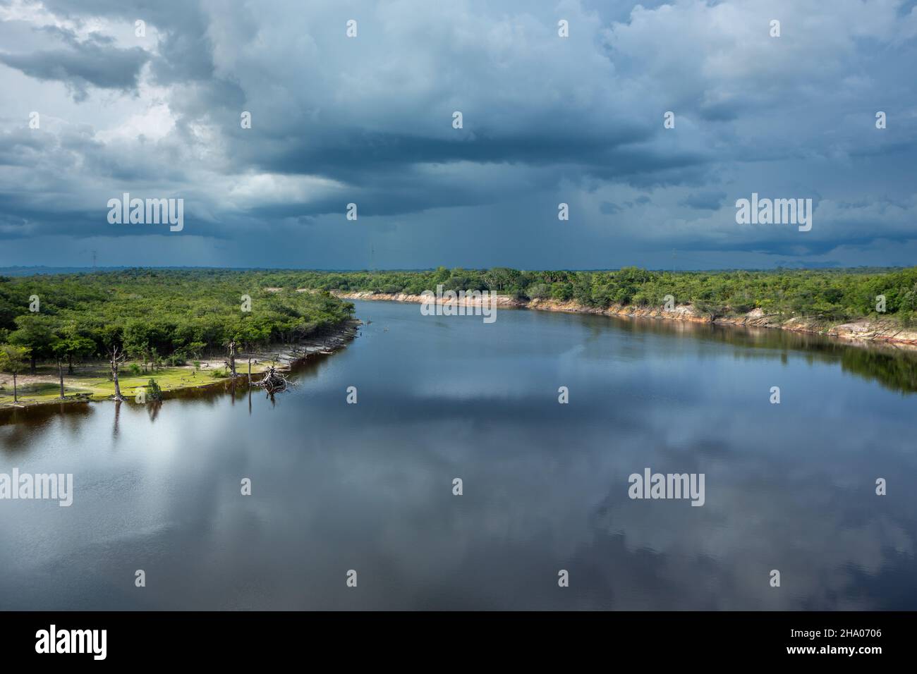 Wunderschöne Aussicht auf den Urubu River, Waldbäume am bewölkten Sommertag vor Regen und Sturm im Amazonas Regenwald. Manaus, Amazonas, Brasilien. Reisekonzept . Stockfoto