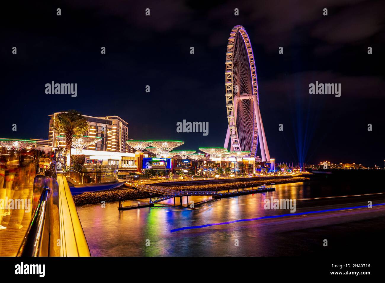 Wunderschöne Langzeitaufnahme der Ain Dubai, dem größten Riesenrad der Welt auf der Bluewaters Island im Dubai Marina District, Dubai, VAE Stockfoto