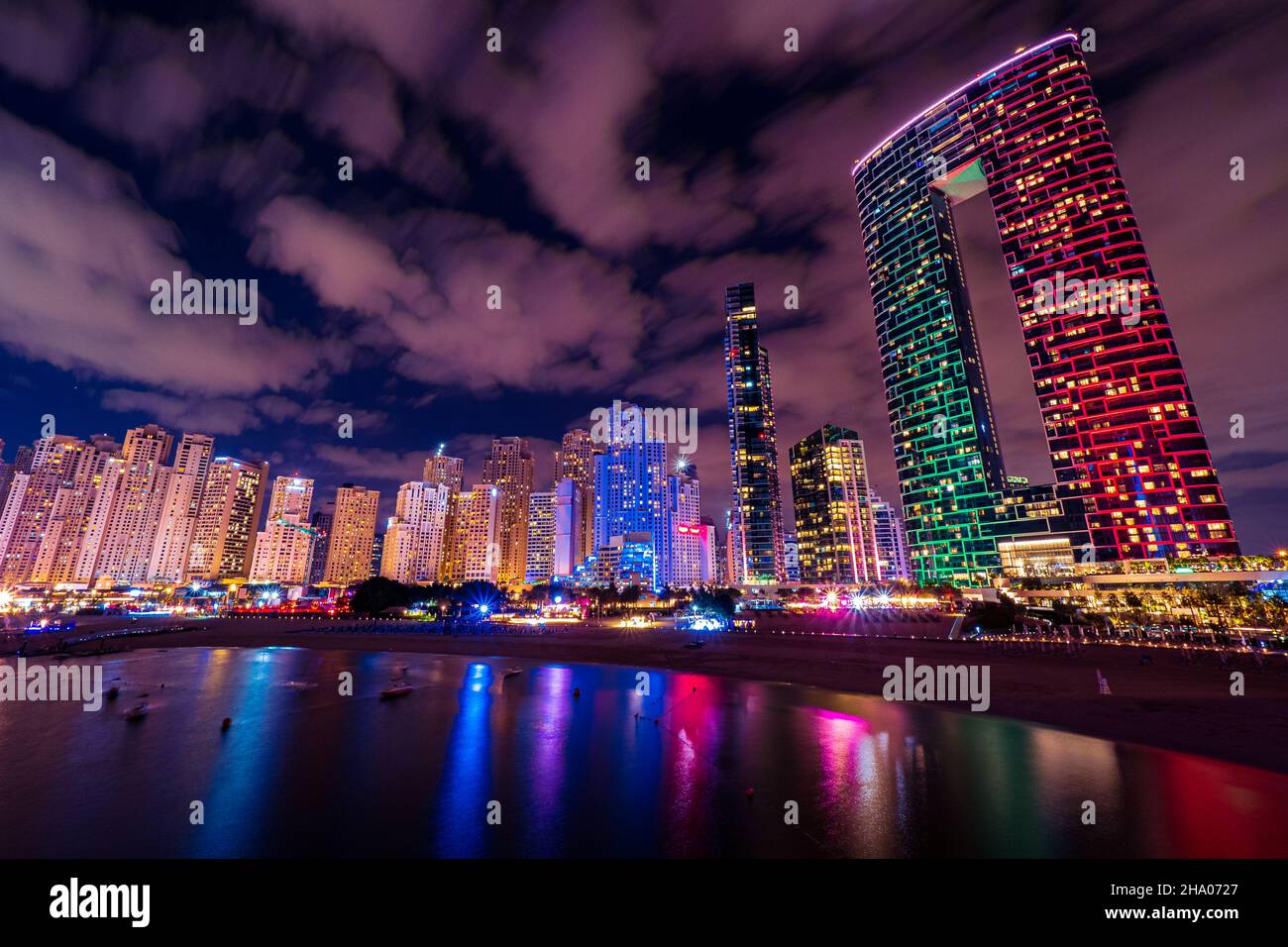 Panoramablick auf die Skyline des Dubai Marina Viertels mit seinen hohen Wolkenkratzern, die sich neben dem Strand und der Uferpromenade, Dubai, VAE, erheben Stockfoto