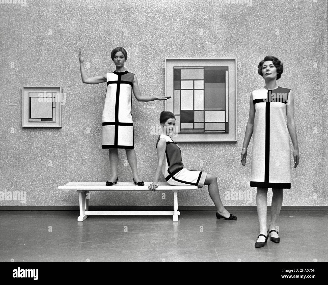 Mondrianische Mode aus Paris Kleider von Yves St Laurent - Fotografie des niederländischen Fotografen Eric Koch - 1966 Stockfoto