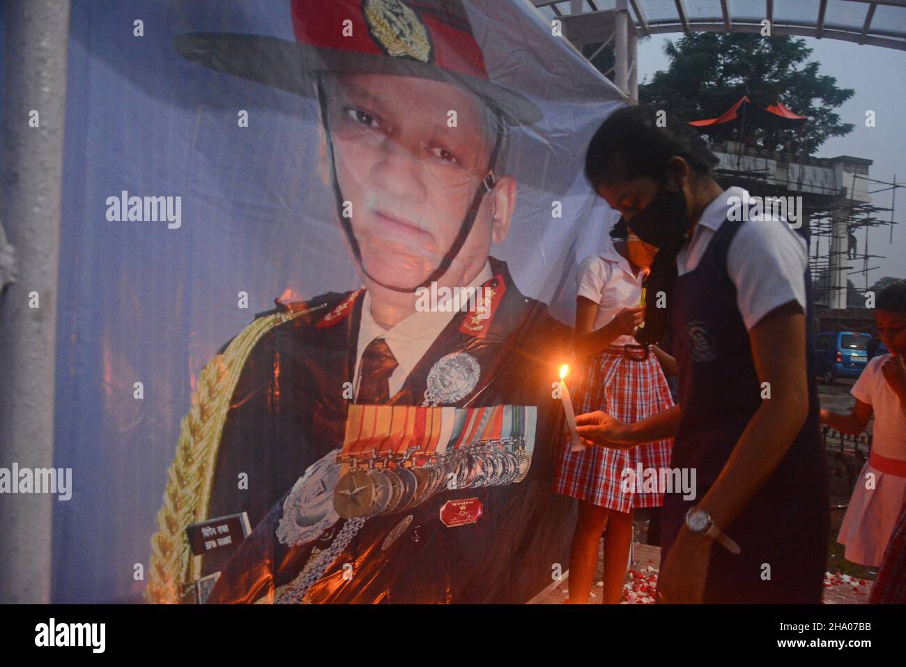 Kalkutta, Westbengalen, Indien. 9th Dez 2021. Vor einem Porträt von General Bipin Rawat zündeten die Menschen Kerzen an, um ihren Respekt zu zollen. Heute wurde ein kerzenlichtmarsch organisiert, um CDs General Bipin Rawat und seine Frau sowie die 11 Helden zu ehren, die gestern bei einem Hubschrauberabsturz im Coonoor von Tamil Nadu ihr Leben verloren haben.Schüler wurden dort vorgestellt. Während einige den großen Soldaten durch das Anzünden von Kerzen ehrten, legten die Menschen an anderen Orten Kränze ab und zollten dem Armeeoffizier Blumengebete. (Bild: © Rahul Sadhukhan/Pacific Press via ZUMA Press Wire) Stockfoto