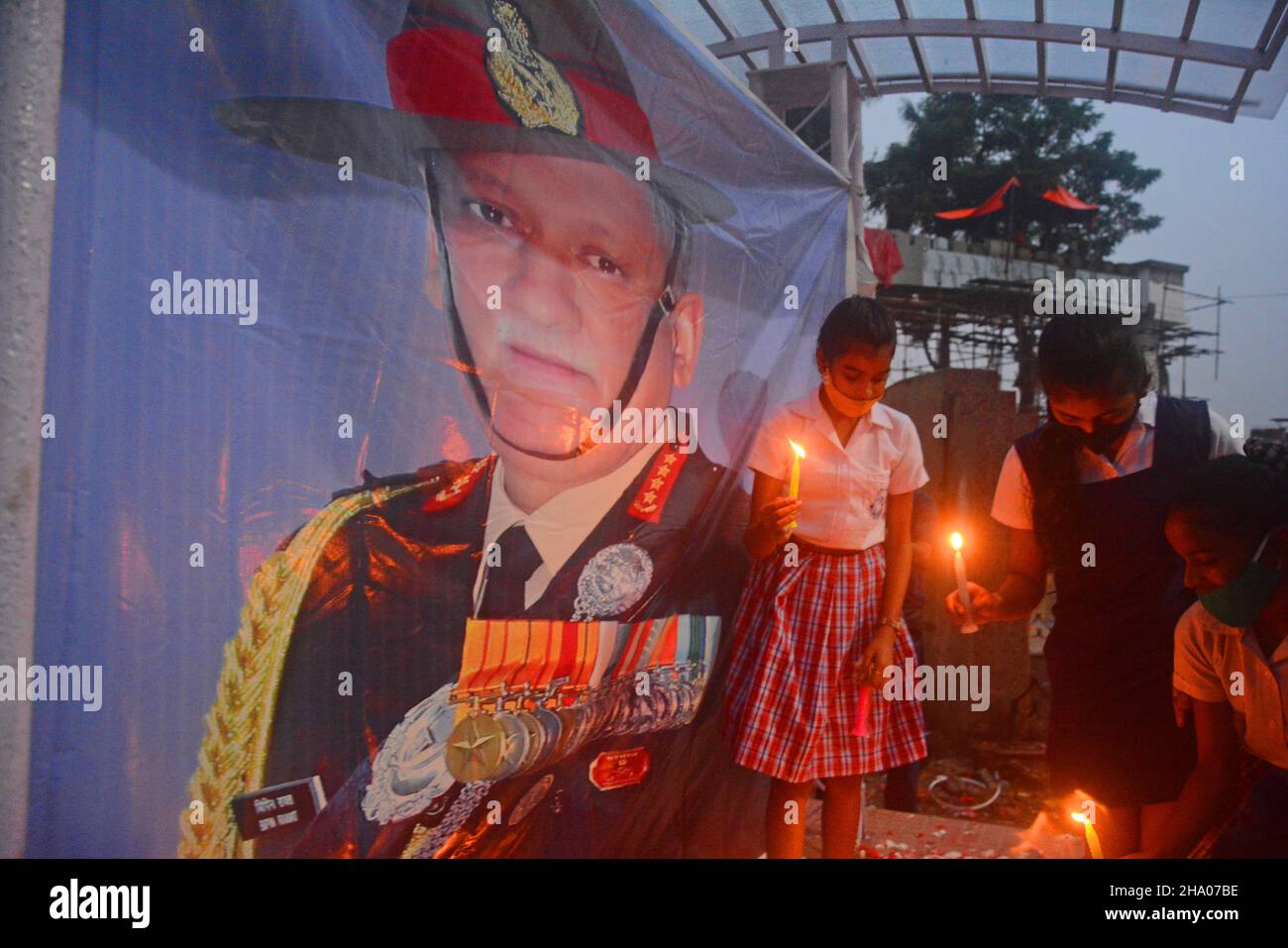 Kalkutta, Westbengalen, Indien. 9th Dez 2021. Vor einem Porträt von General Bipin Rawat zündeten die Menschen Kerzen an, um ihren Respekt zu zollen. Heute wurde ein kerzenlichtmarsch organisiert, um CDs General Bipin Rawat und seine Frau sowie die 11 Helden zu ehren, die gestern bei einem Hubschrauberabsturz im Coonoor von Tamil Nadu ihr Leben verloren haben.Schüler wurden dort vorgestellt. Während einige den großen Soldaten durch das Anzünden von Kerzen ehrten, legten die Menschen an anderen Orten Kränze ab und zollten dem Armeeoffizier Blumengebete. (Bild: © Rahul Sadhukhan/Pacific Press via ZUMA Press Wire) Stockfoto