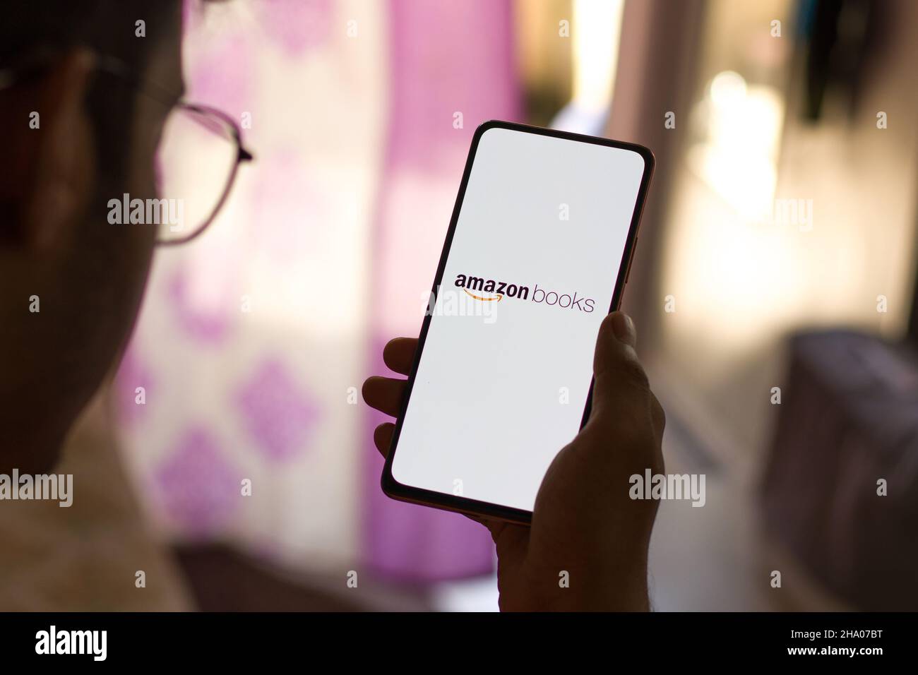 West Bangal, Indien - 05. Dezember 2021 : Amazon Books Logo auf Telefonbildschirm Stock image. Stockfoto