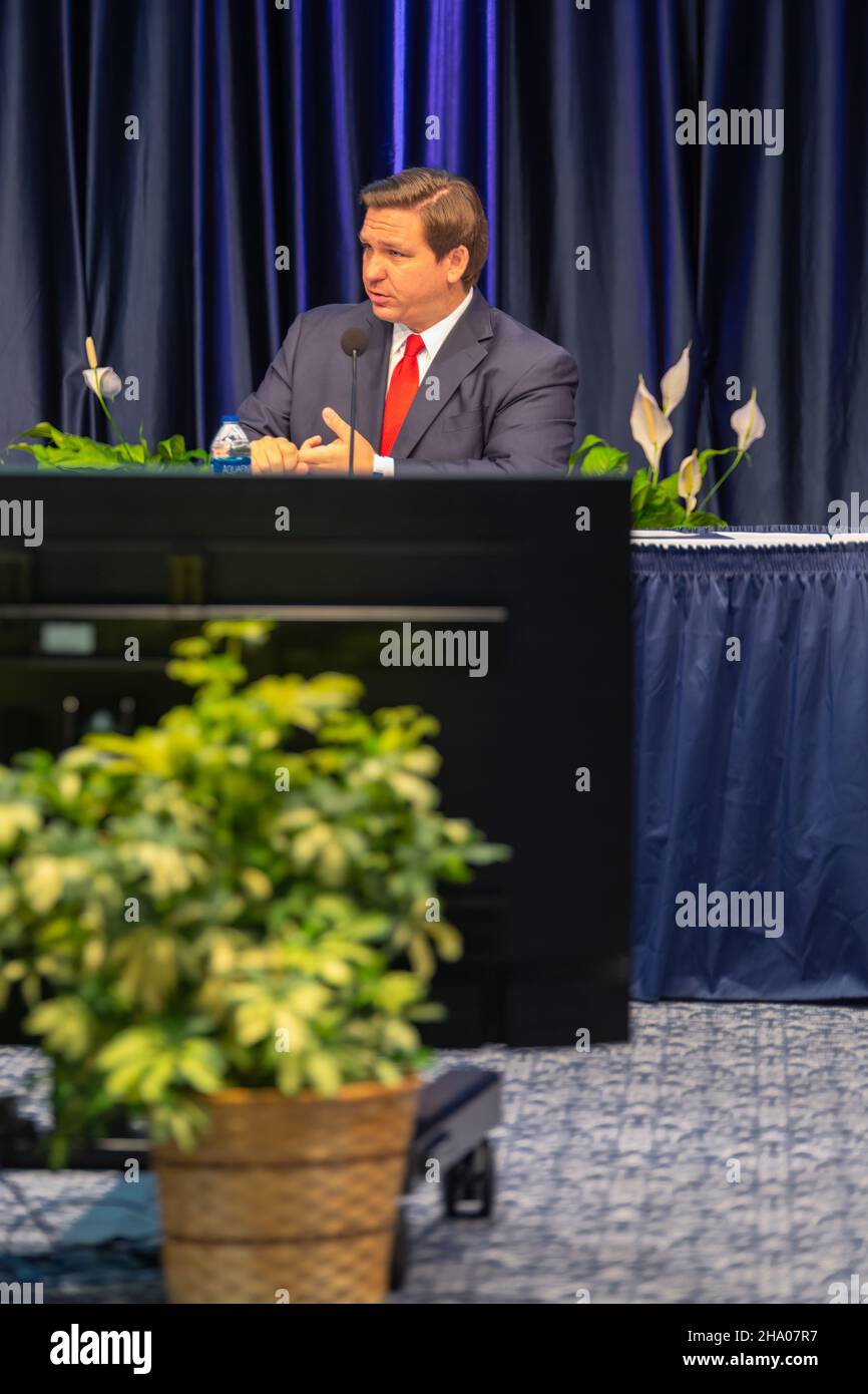 Der Gouverneur von Florida, Ron DeSantis, spricht und analysiert die Situation mit einer Coronavirus-Pandemie im Bundesstaat Florida. FIU-Pressekonferenz. Stockfoto