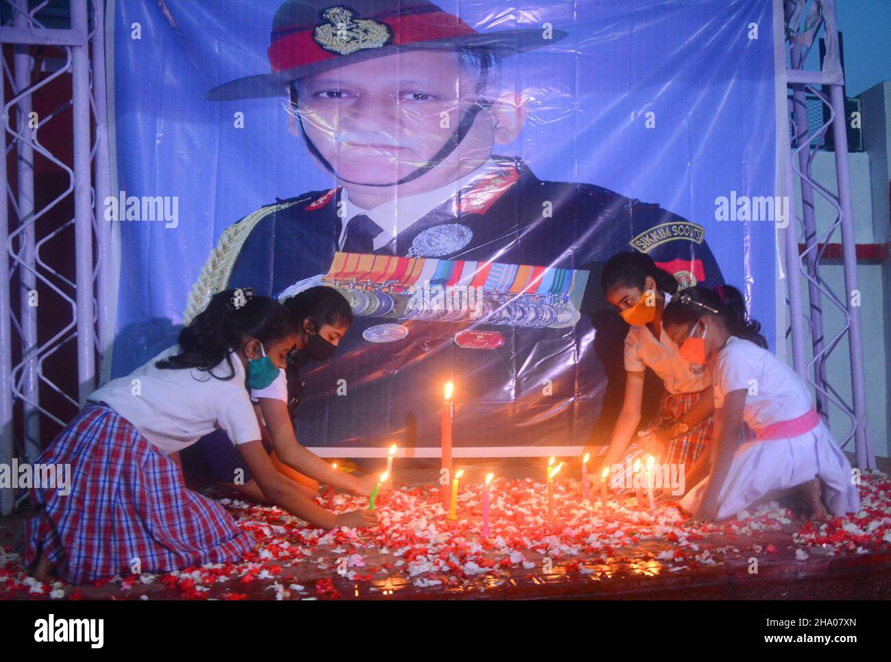 Kalkutta, Westbengalen, Indien. 9th Dez 2021. Vor einem Porträt von General Bipin Rawat zündeten die Menschen Kerzen an, um ihren Respekt zu zollen. Heute wurde ein kerzenlichtmarsch organisiert, um CDs General Bipin Rawat und seine Frau sowie die 11 Helden zu ehren, die gestern bei einem Hubschrauberabsturz im Coonoor von Tamil Nadu ihr Leben verloren haben.Schüler wurden dort vorgestellt. Während einige den großen Soldaten durch das Anzünden von Kerzen ehrten, legten die Menschen an anderen Orten Kränze ab und zollten dem Armeeoffizier Blumengebete. (Bild: © Rahul Sadhukhan/Pacific Press via ZUMA Press Wire) Stockfoto