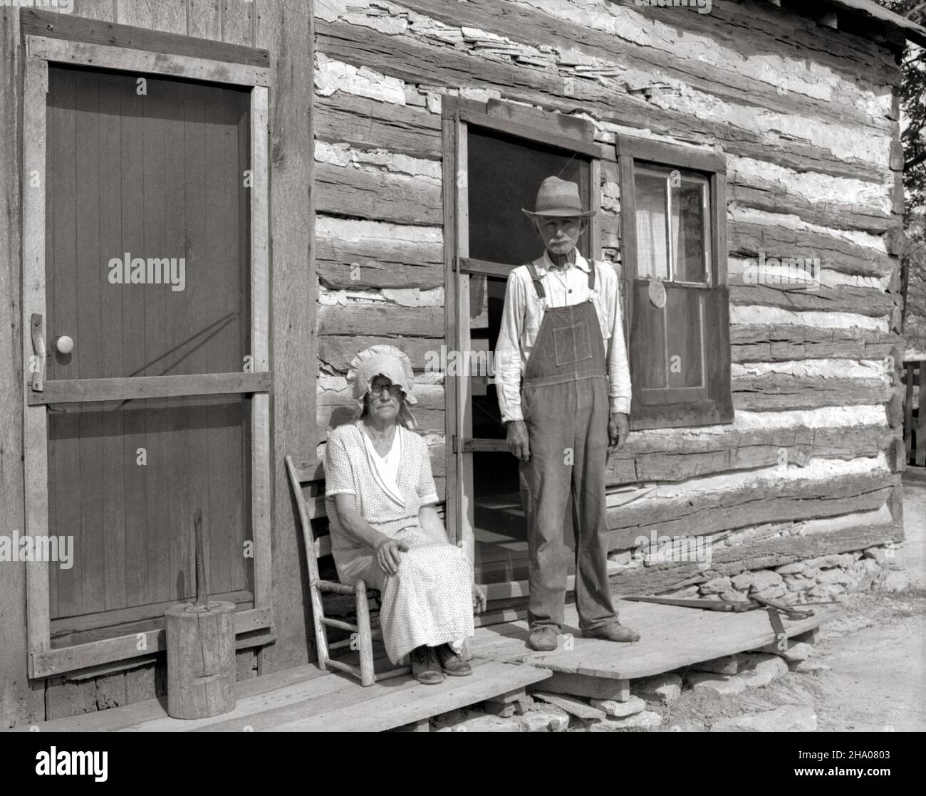 Carl Mydans Foto von Nick Phillips, 81, und seiner Frau posieren vor ihrem Haus in Ashland, Missouri, USA - 1936 Stockfoto