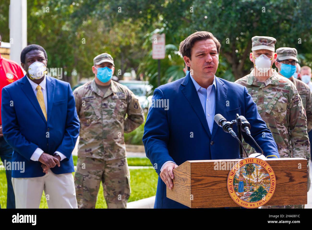 Gouverneur von Florida Ron DeSantis in medizinischer Gesichtsmaske während der COVID-19-Pandemie. Florida Notstand. Coronavirus-Krise in den USA. Stockfoto