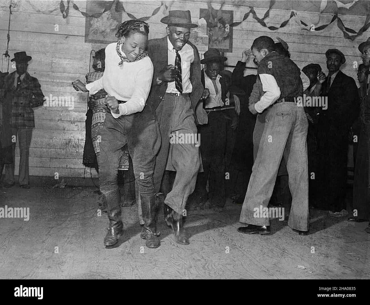 Marion Post Wolcott Foto von Afroamerikanern, die in einem Juke-Joint in Clarksdale am Mississippi-Delta, USA, jitterbuggen - 1939 Stockfoto