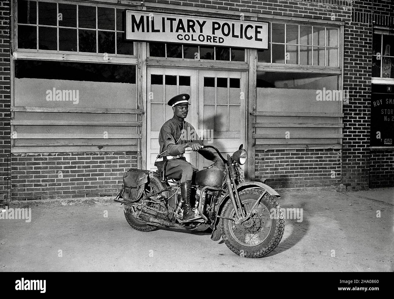 Ein Militärpolizist auf einem Motorrad steht bereit, alle Anrufe in seinem Gebiet zu beantworten. Columbus, Georgia, USA - 1942 Stockfoto