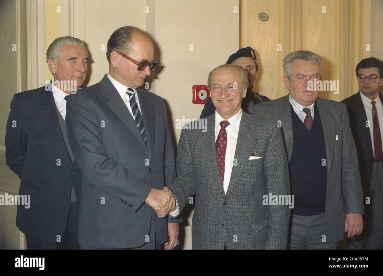 W³ochy Rzym 13.01.1987. Wizyta przewodnicz¹cego Rady Pañstwa Polskiej Rzeczpospolitej Ludowej genera³a Wojciecha Jaruzelskiego (12-14.01.1987) we W³oszech. NZ. gen. Wojciech Jaruzelski (2L) podczas spotkania z szefem w³oskich komunistów Alessandro Natt¹ (3L). W g³êbi cz³onek Biura Politycznego PZPR Józef Czyrek (1L). ka PAP/Tadeusz ZagoŸdziñski Italien Rom 12. Januar 1987. General Wojciech Jaruzelski, Vorsitzender des Staatsrats der Polnischen Volksrepublik, besucht Italien (12-14. Januar 1987). Im Bild: General Wojciech Jaruzelski (2nd links) bei einem Treffen mit dem italienischen Führer Stockfoto