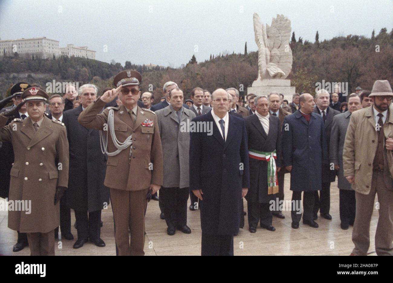 W³ochy Cassino 14.01.1987. Wizyta przewodnicz¹cego Rady Pañstwa Polskiej Rzeczpospolitej Ludowej genera³a Wojciecha Jaruzelskiego (12-14.01.1987) we W³oszech. Z³o¿enie wieñców na Cmentarzu Polskim na Monte Cassino. NZ. m.in. minister kultury Aleksander Krawczuk (2L), cz³onek Biura Politycznego Polskiej Zjednoczonej Partii Robotniczej Józef Czyrek (5L), gen. Wojciech Jaruzelski (6L), cz³onek Biura Politycznego PZPR Zbigniew Sza³ajda (8L), Premier W³och Bettino Craxi, burmistrz miasta Cassino (9L). ka PAP/Tadeusz ZagoŸdziñski Italien Cassino 14. Januar 1987. Vorsitzender des Staatsrates Stockfoto