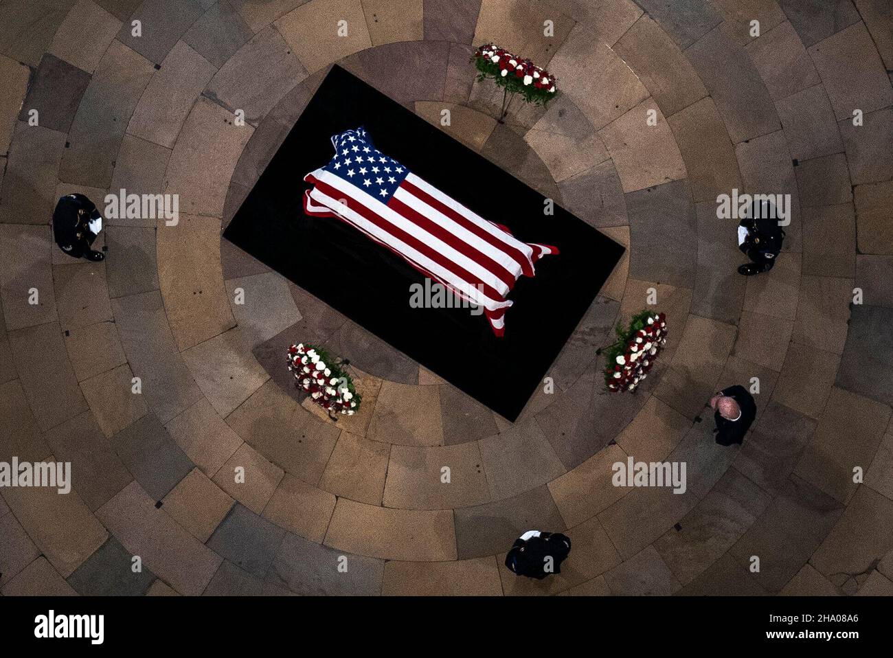 Präsident Joe Biden, Recht, zahlt seinen Respekt vor der Schatulle des ehemaligen Senators Bob Dole, R-kan., liegt im Staat in der Rotunde des US-Kapitols, Donnerstag, 9. Dezember 2021, auf dem Capitol Hill in Washington. Kredit: Andrew Harnik/Pool über CNP Stockfoto