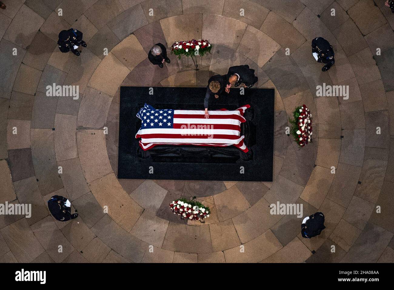 Elizabeth Dole berührt die Schatulle ihres Mannes, des ehemaligen Senators Bob Dole, R-Kan., als er in der Rotunde des US-Kapitols am Donnerstag, den 9. Dezember 2021, auf dem Capitol Hill in Washington im Bundesstaat liegt. Kredit: Andrew Harnik/Pool über CNP Stockfoto