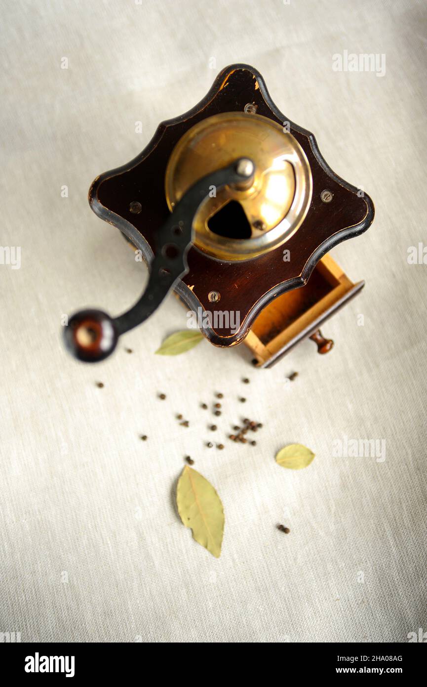Vintage Messingmühle oder Mühle und einige Gewürze Stockfoto