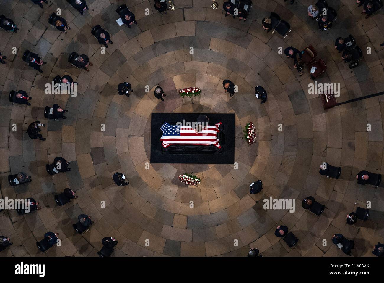 Elizabeth Dole liegt über der Schatulle ihres Mannes, des ehemaligen Senators Bob Dole, R-kan., während er in der Rotunde des US-Kapitols am Donnerstag, den 9. Dezember 2021, auf dem Capitol Hill in Washington im Bundesstaat liegt. Kredit: Andrew Harnik/Pool über CNP Stockfoto