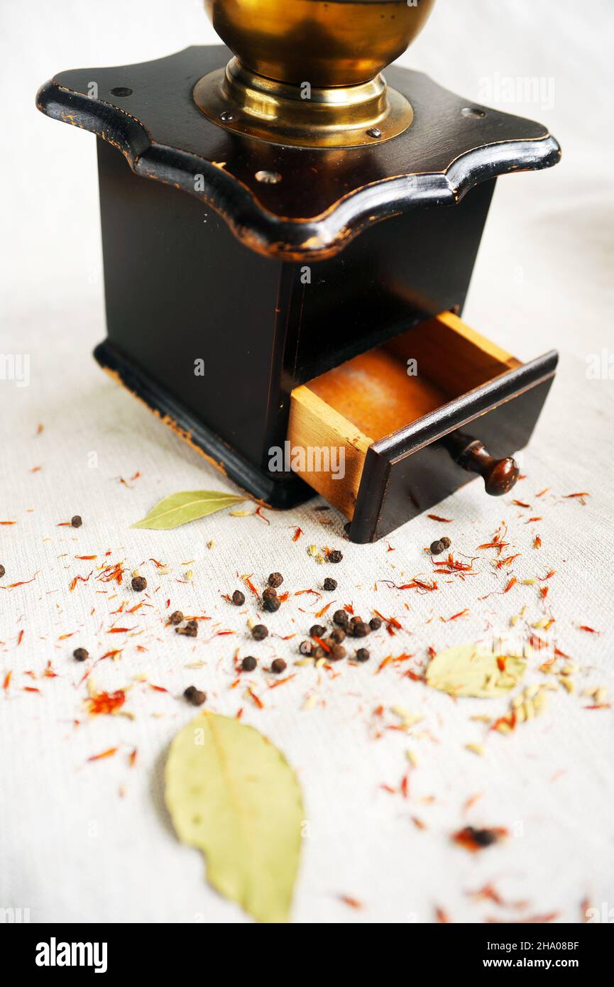 Vintage Messingmühle oder Mühle und einige Gewürze Stockfoto