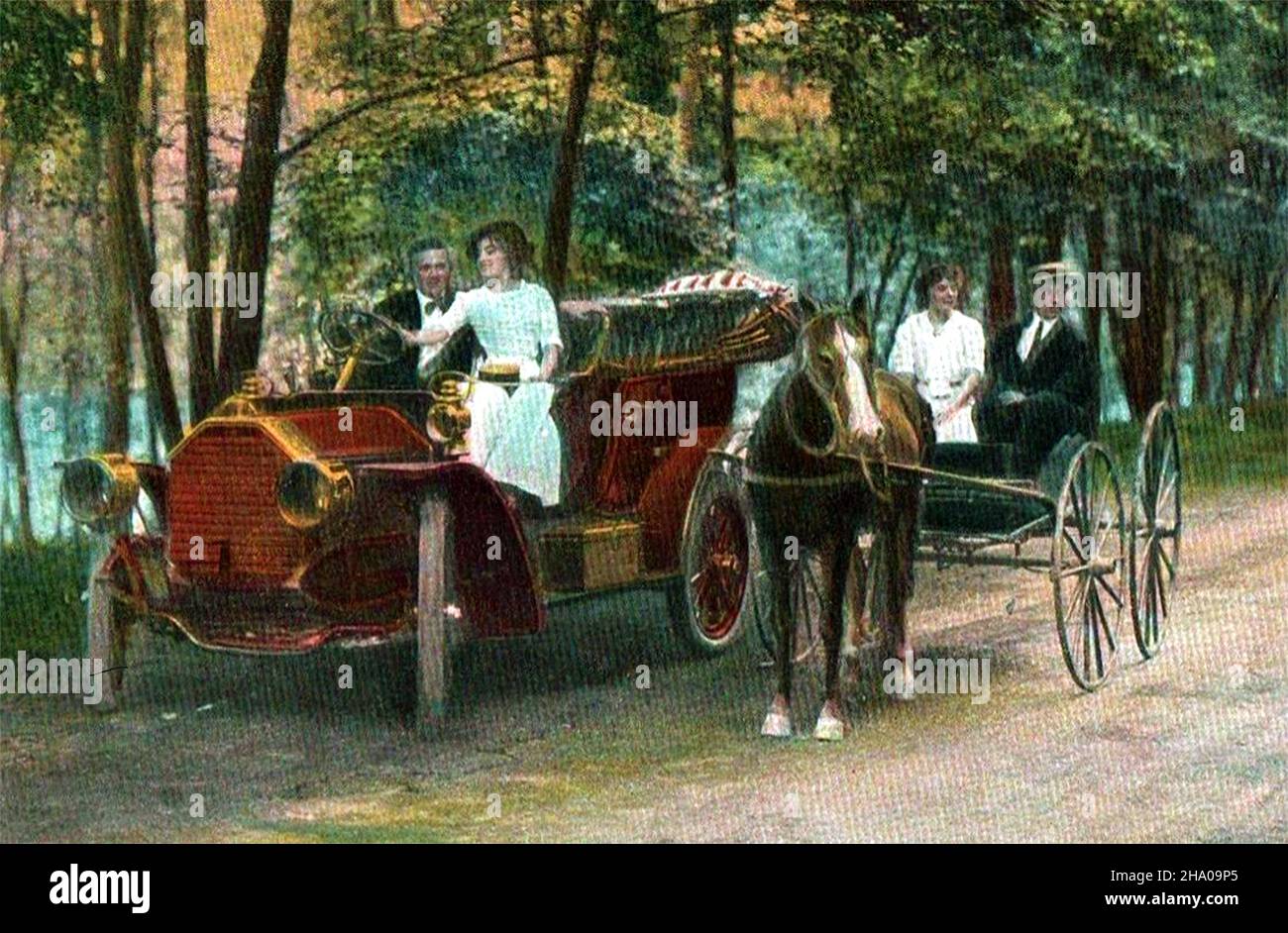 CHANGING TIMES - Eine Postkarte aus dem Jahr 1910, auf der ein junges Paar ihren Freunden die Form der Dinge zeigt, die kommen werden.j mit ihrem neuen Auto, das neben der Pferdekutsche des Nachbarn steht Stockfoto