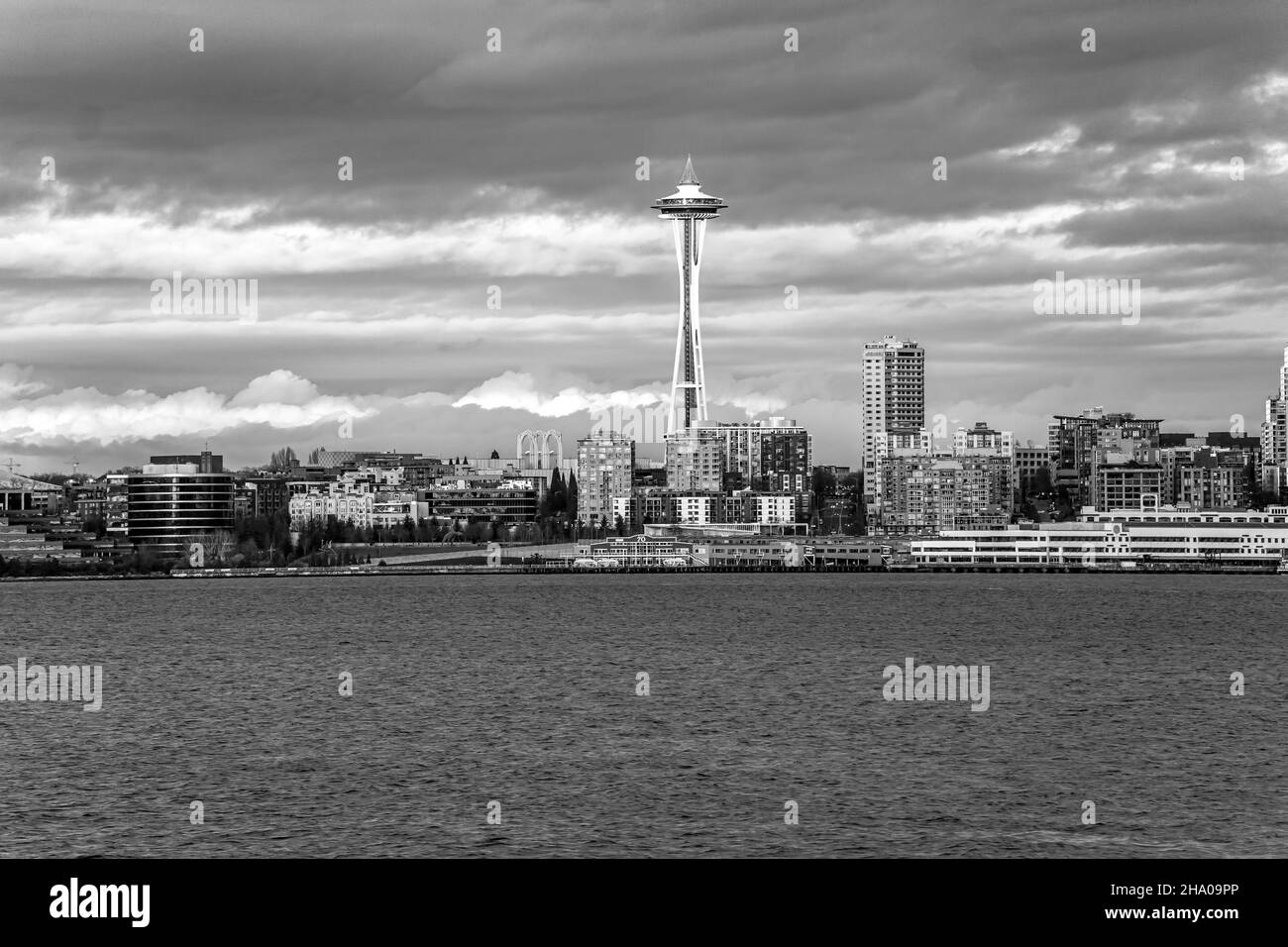 Die untergehende Sonne lässt einen Teil der Stadt Seattle über der Elliott Bay erstrahlen. Stockfoto