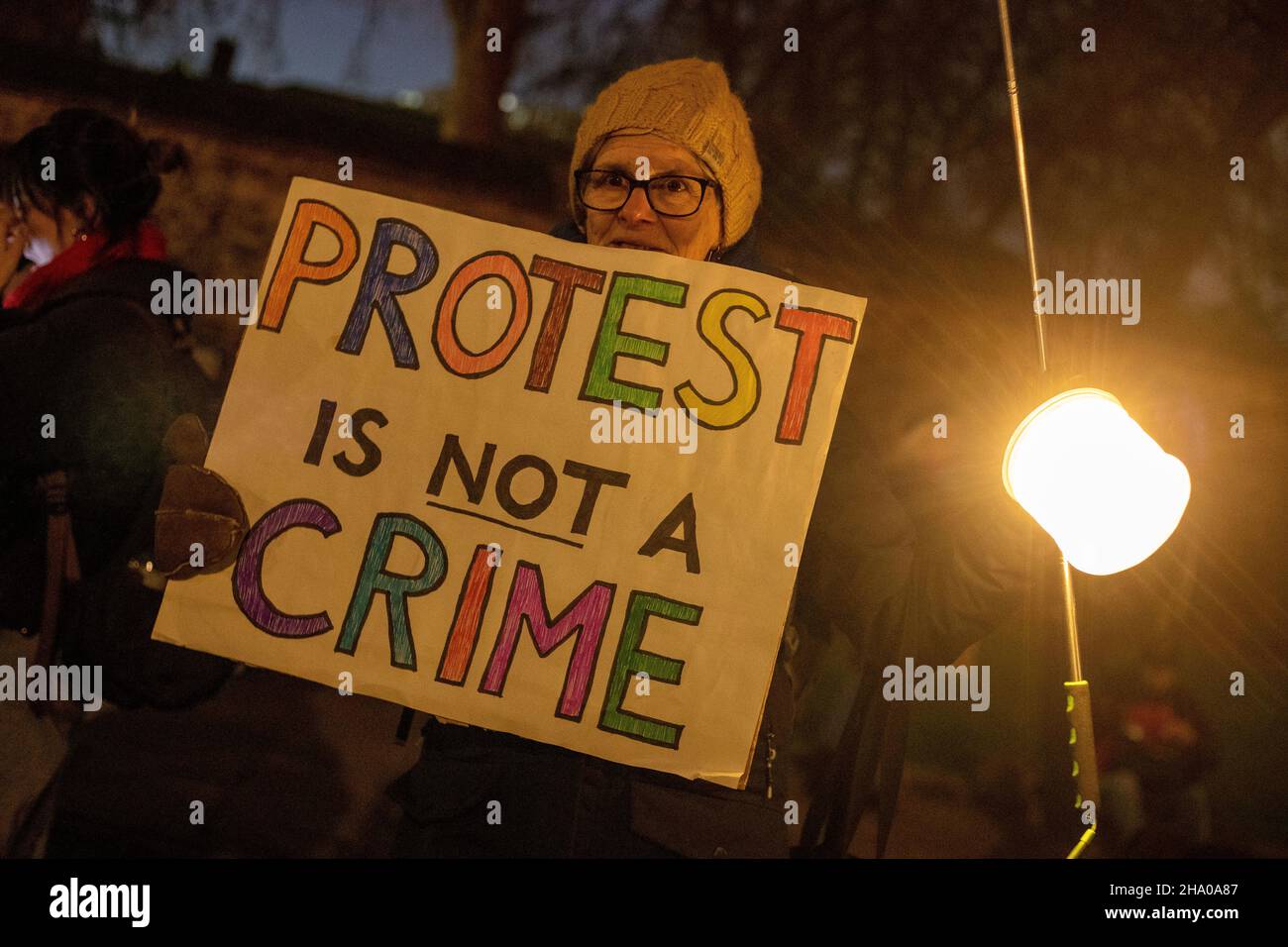 LONDON, GROSSBRITANNIEN 8TH. DEZEMBER 2021. Der Protestierende hält ein Schild mit der Aufschrift „Protest ist kein Verbrechen“ während des „Kill the Bill“-Protests in London Stockfoto