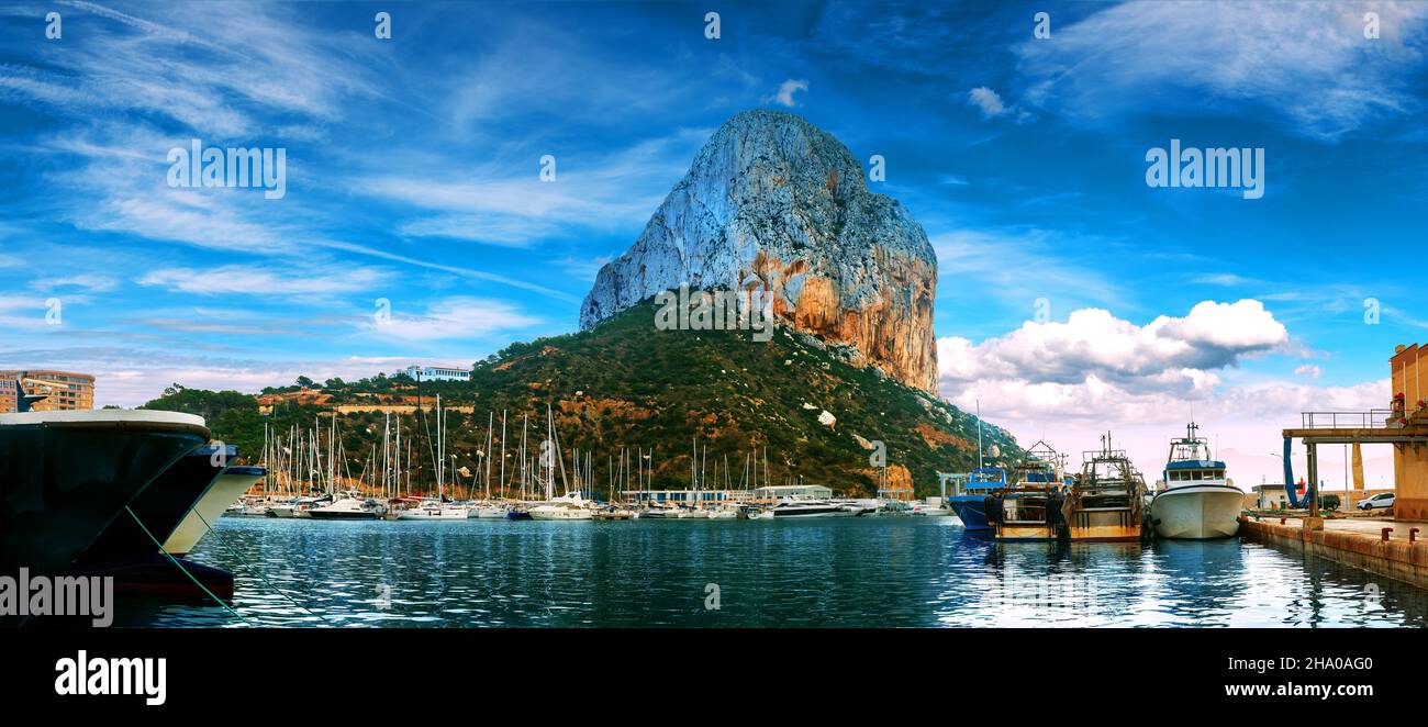 Rock of Penon bei Ifach. Mediterrane Küstenlandschaft in der Stadt Calpe. Küstenstadt in der Valencianischen Gemeinschaft, Alicante, Spanien. Stockfoto