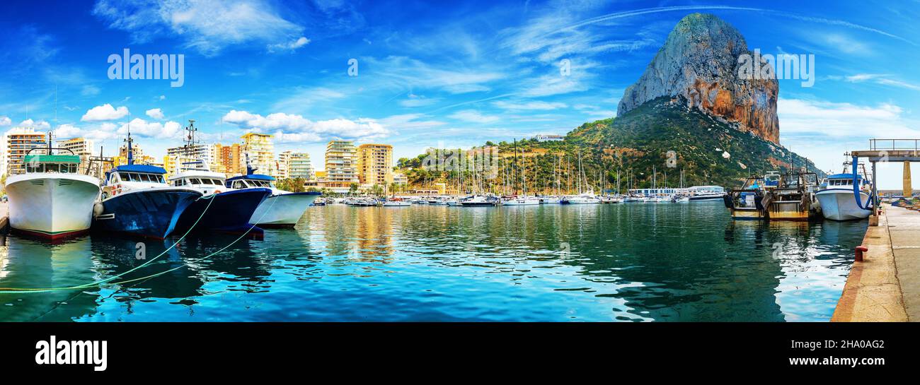 Rock of Penon bei Ifach. Mediterrane Küstenlandschaft in der Stadt Calpe. Küstenstadt in der Valencianischen Gemeinschaft, Alicante, Spanien. Stockfoto