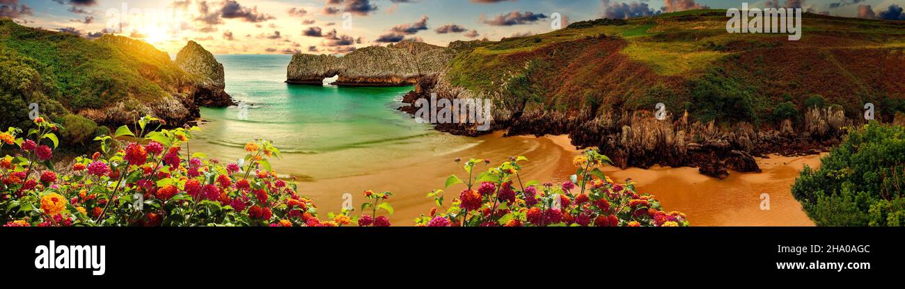 Atemberaubende Landschaft von Küste, Strand und Klippen in Kantabrien, Spanien.lebendige Landschaft von Strand und Küste mit Bergen und Vegetation. Stockfoto