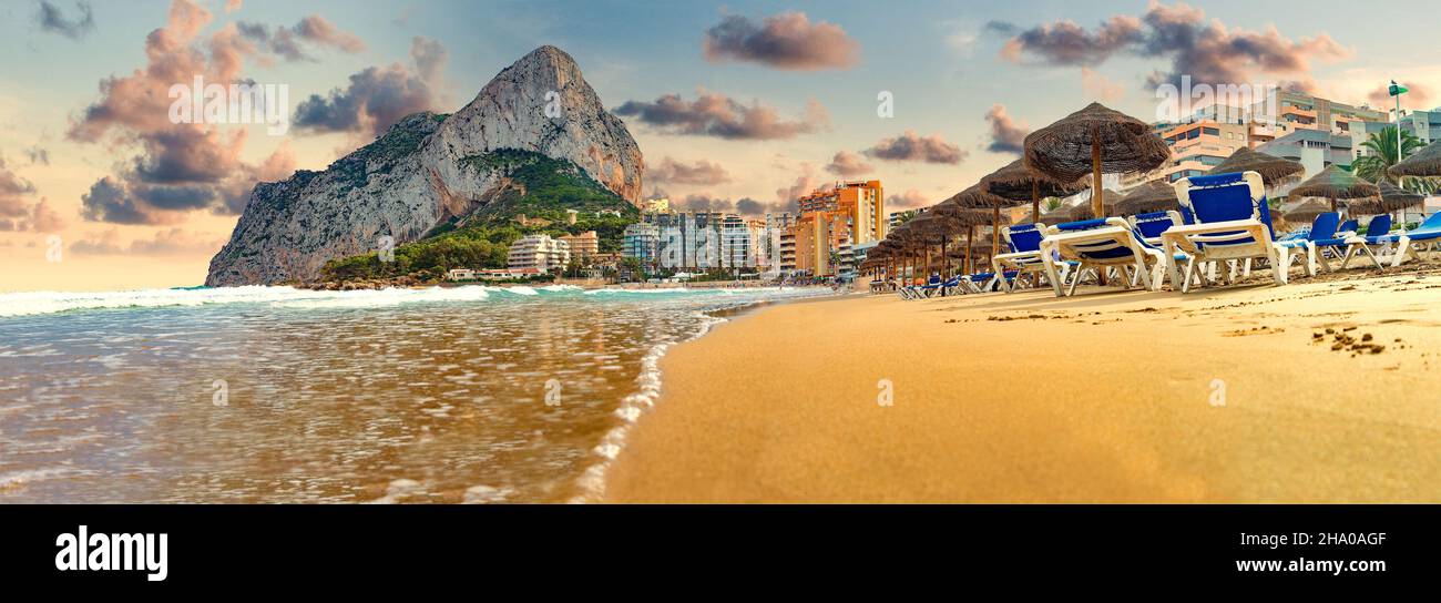 Rock of Penon bei Ifach. Mediterrane Küstenlandschaft in der Stadt Calpe. Küstenstadt in der Valencianischen Gemeinschaft, Alicante, Spanien. Stockfoto
