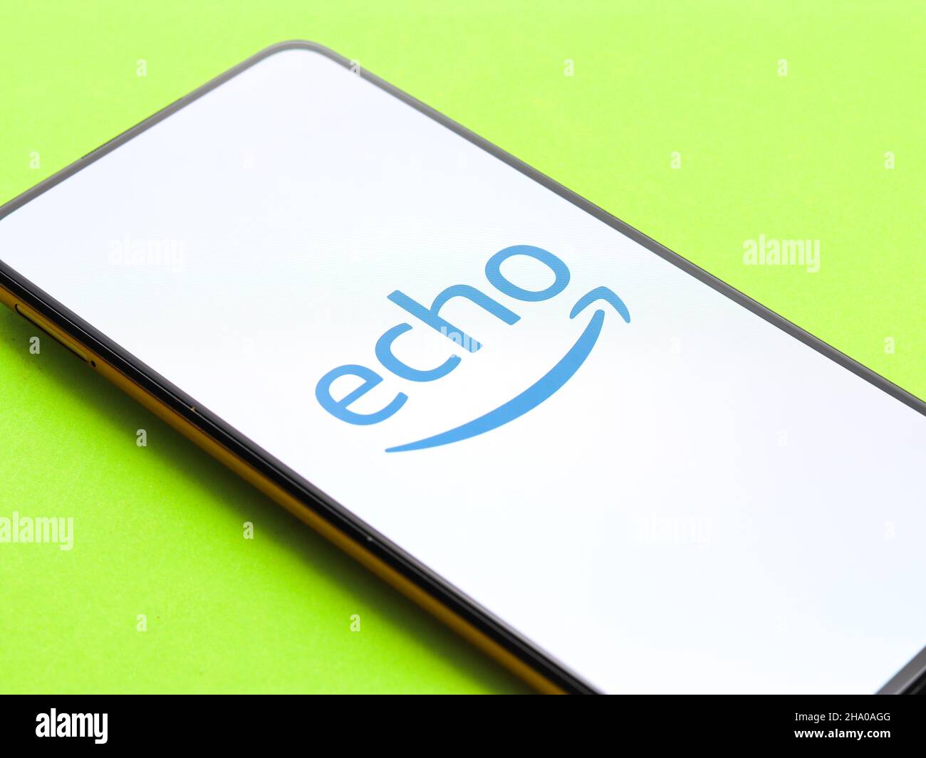 West Bangal, Indien - 05. Dezember 2021 : Amazon Echo-Logo auf Telefonbildschirm Stock Bild. Stockfoto