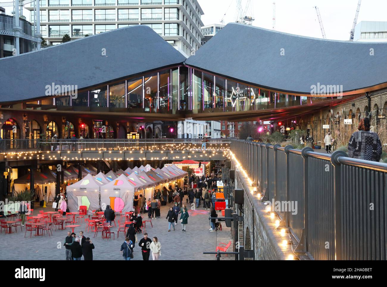 Weihnachtseinkäufe bei Coal Drops Yard, bei Kings Cross, Nord-London, Großbritannien Stockfoto