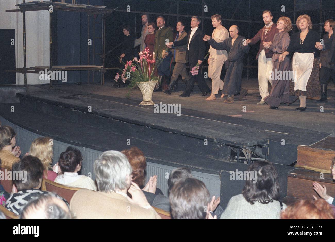 Warszawa 28.11.1986. Miêdzynarodowe Spotkania Teatralne w Teatrze Polskim. NZ. Przedstawienie moskiewskiego Teatru na Tagance sztuki Maksyma Gorkiego pt. Na dnie. ka PAP/Jan Morek Dok³adny dzieñ wydarzenia nieustalony. Warschau 28. November 1986. Internationale Theatertreffen im Polski Theater. Im Bild: Maksym Gorkys am Boden, aufgeführt vom Na Tagance Theater aus Moskau. ka PAP/Jan Morek Dok³adny dzieñ wydarzenia nieustalony. Stockfoto