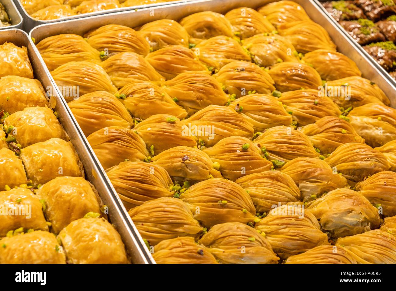 Türkische Desserts im Süßwarenladen Stockfoto