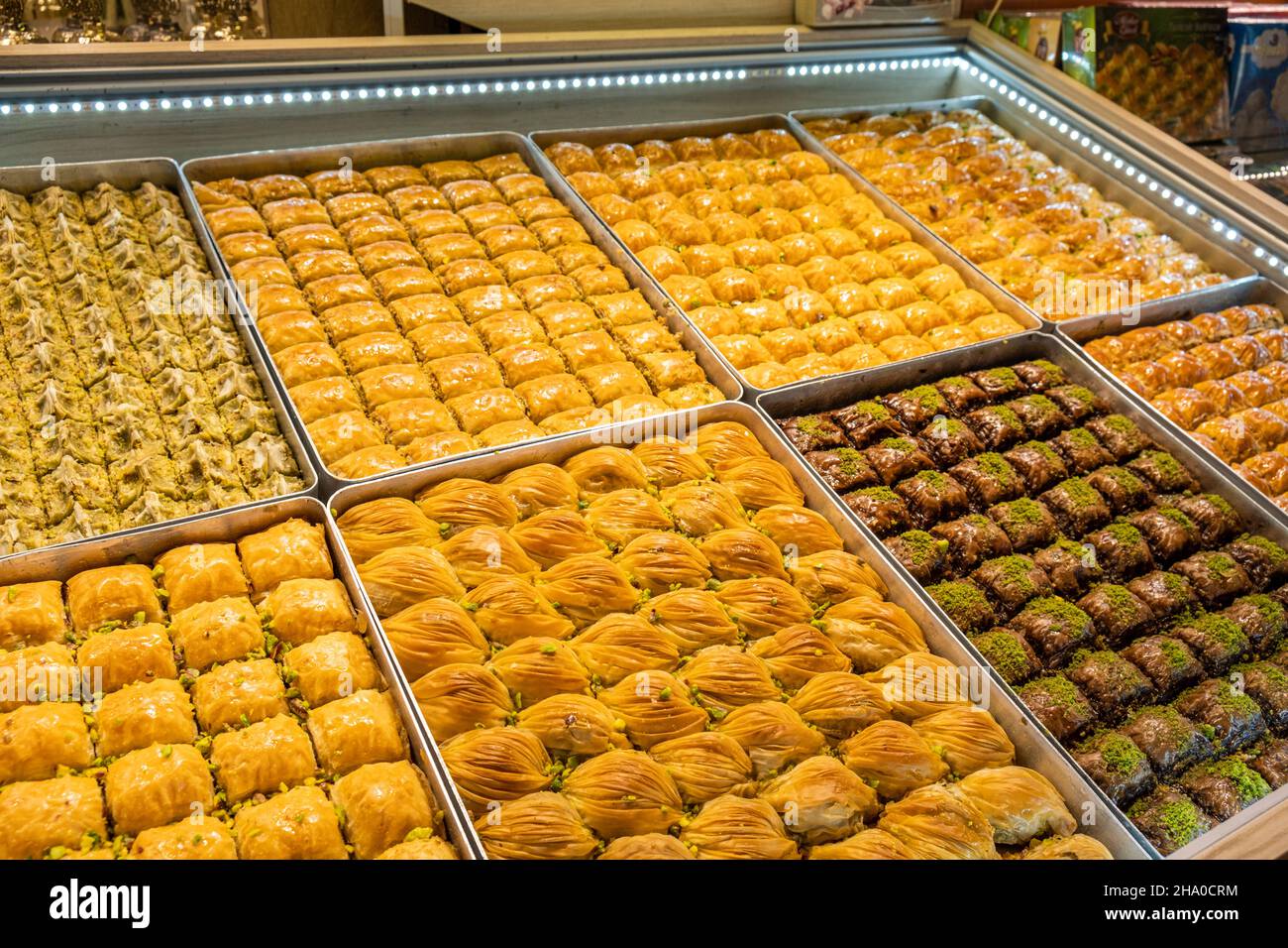 Türkische Desserts im Süßwarenladen Stockfoto