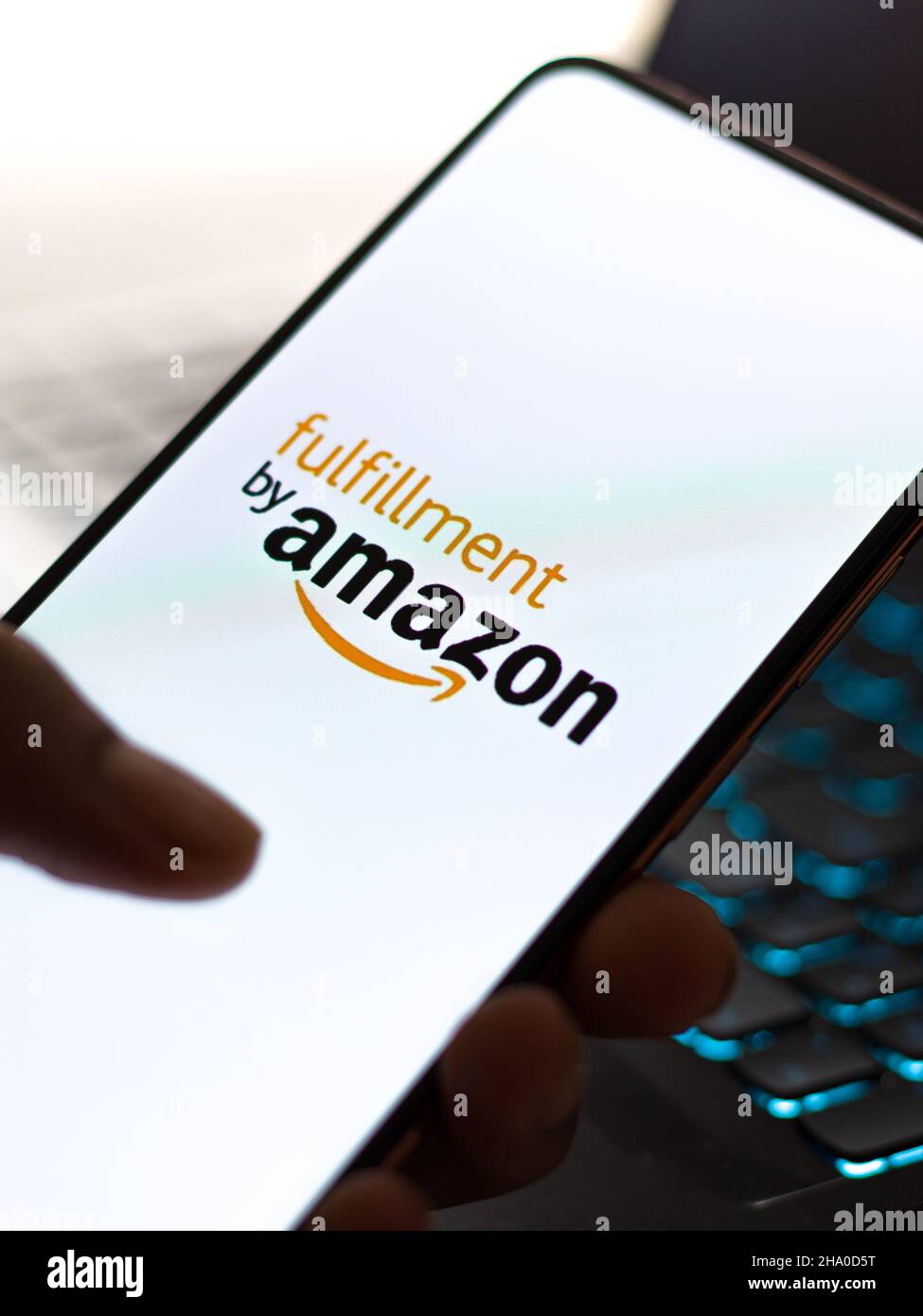 West Bangal, Indien - 05. Dezember 2021 : Amazon Versand-Logo auf Telefonbildschirm Stock Bild. Stockfoto