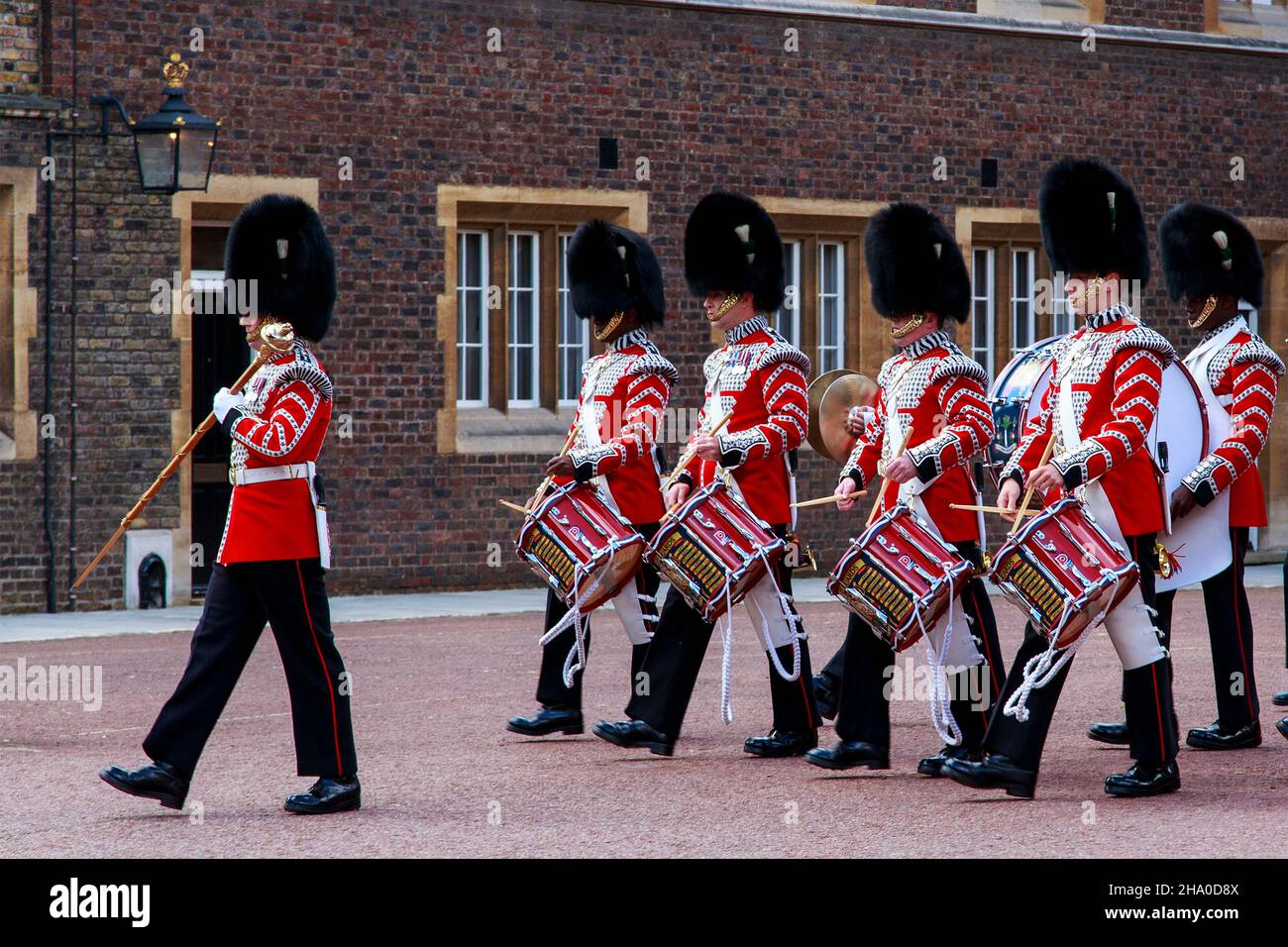 LONDON, GROSSBRITANNIEN - 12. MAI 2014: Das Militärorchester der Royal Guard marschiert zum Wachwechsel am Buckingham Palace. Stockfoto