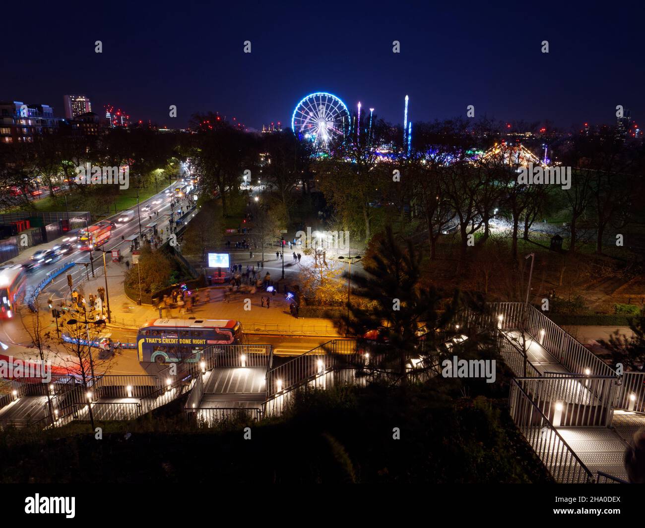 London, Greater London, England, Dezember 04 2021: Das Riesenrad des Winterwunderlandes im Hyde Park vom Marble Arch Mound aus gesehen. Stockfoto