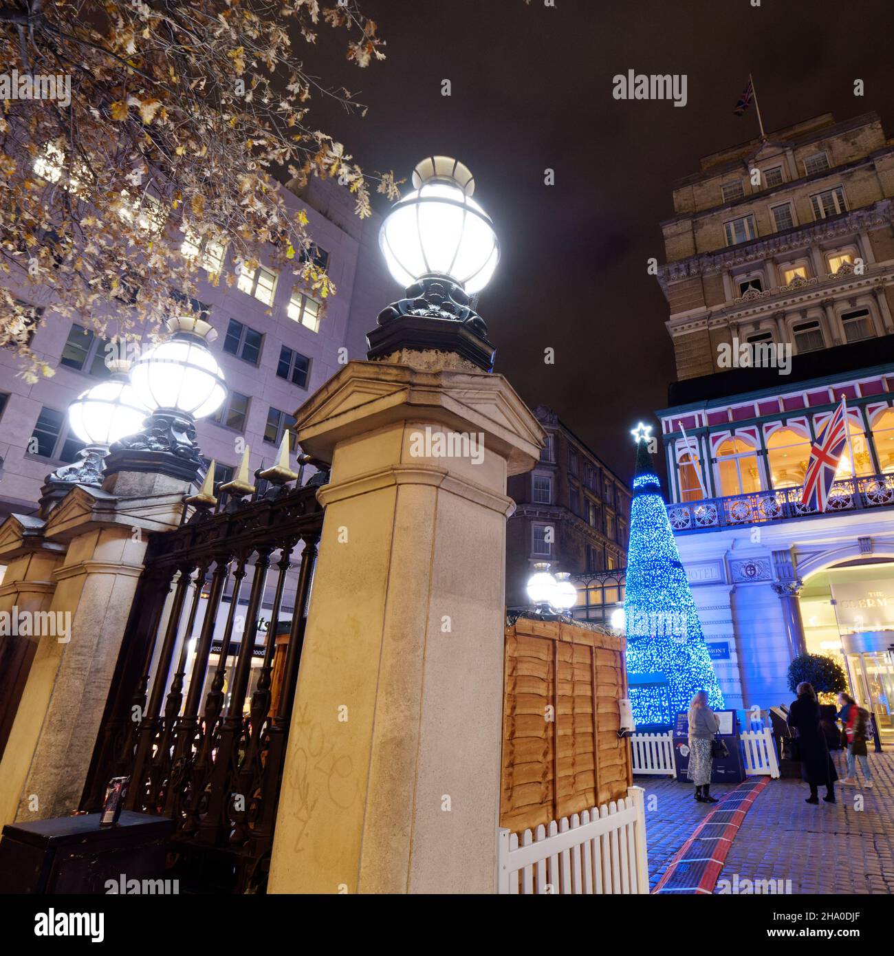 London, Greater London, England, 04 2021. Dezember: Lichter und Weihnachtsbaum vor der Charing Cross Station in der Nacht. Stockfoto