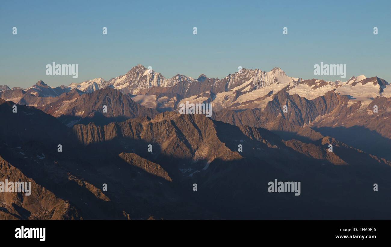 Hohe Berge im Berner Oberland bei Sonnenaufgang. Stockfoto