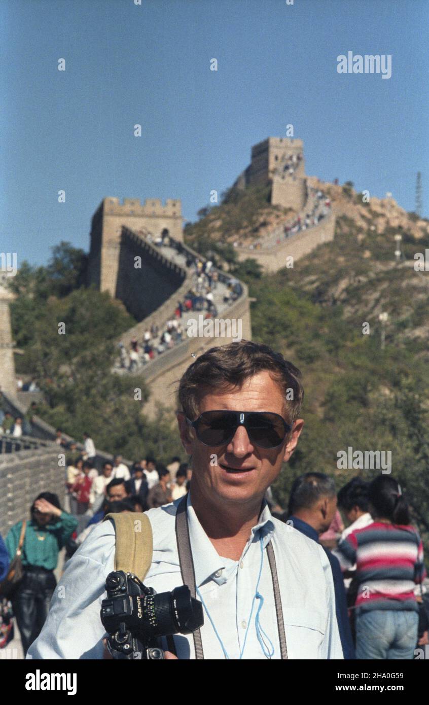 Chiny Badling 29.09.1986. Wizyta i sekretarza KC PZPR i przewodnicz¹cego Rady Pañstwa genera³a Wojciecha Jaruzelskiego w Chiñskiej Republice Ludowo-Demokratycznej (28-30,09). NZ. Fotoreporter Polskiej Agencji Interpress Jan Morek na tle Wielkiego Muru Chiñskiego. msa PAP/Jan Morek China Badling 29. September 1986. Der erste Sekretär des Zentralkomitees der Polnischen Vereinigten Arbeiterpartei und der Vorsitzende des Staatsrats, General Wojciech Jaruzelski, besucht die Demokratische Volksrepublik China (28.-30. September). Im Bild: Foto-Journalisten der polnischen Aency Interpress Jan Morek; in t Stockfoto