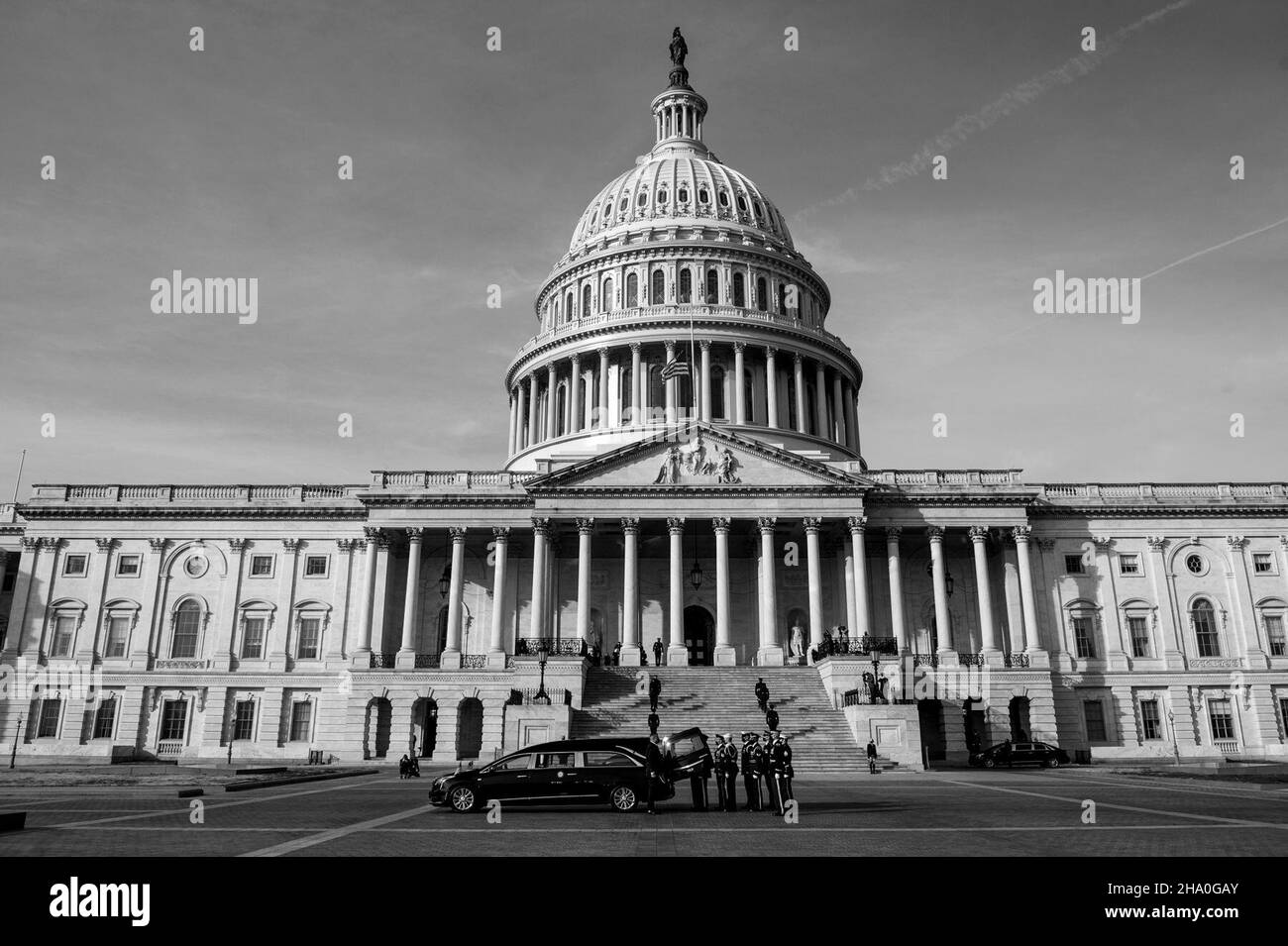 Washington, Vereinigte Staaten Von Amerika. 09th Dez 2021. Die Schatulle des ehemaligen Senators der Vereinigten Staaten, Bob Dole (Republikaner von Kansas), trifft am Donnerstag, 9. Dezember 2021, im US-Kapitol in Washington, DC, ein. Wo er im Zustand in der Rotunde liegen wird. Quelle: Rod Lampey/CNP/Sipa USA Quelle: SIPA USA/Alamy Live News Stockfoto