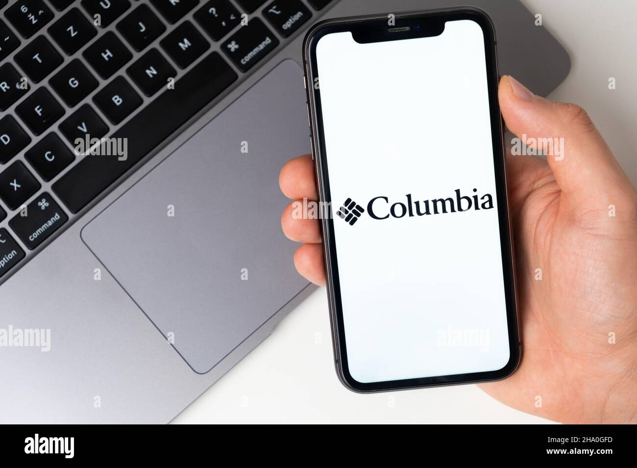 Columbia Anwendung für den Online-Kauf von Kleidung, Schuhen und Accessoires. Online-Shopping mit Handy oder Laptop November 2021, San Francisco, USA Stockfoto