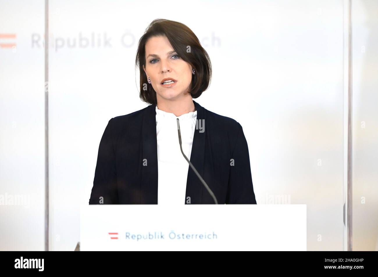 Wien, Österreich. 09. September 2021. Pressekonferenz zum Thema Impfpflicht im Bundeskanzleramt in Wien mit Verfassungsministerin Karoline Edtstadler (ÖVP) Stockfoto