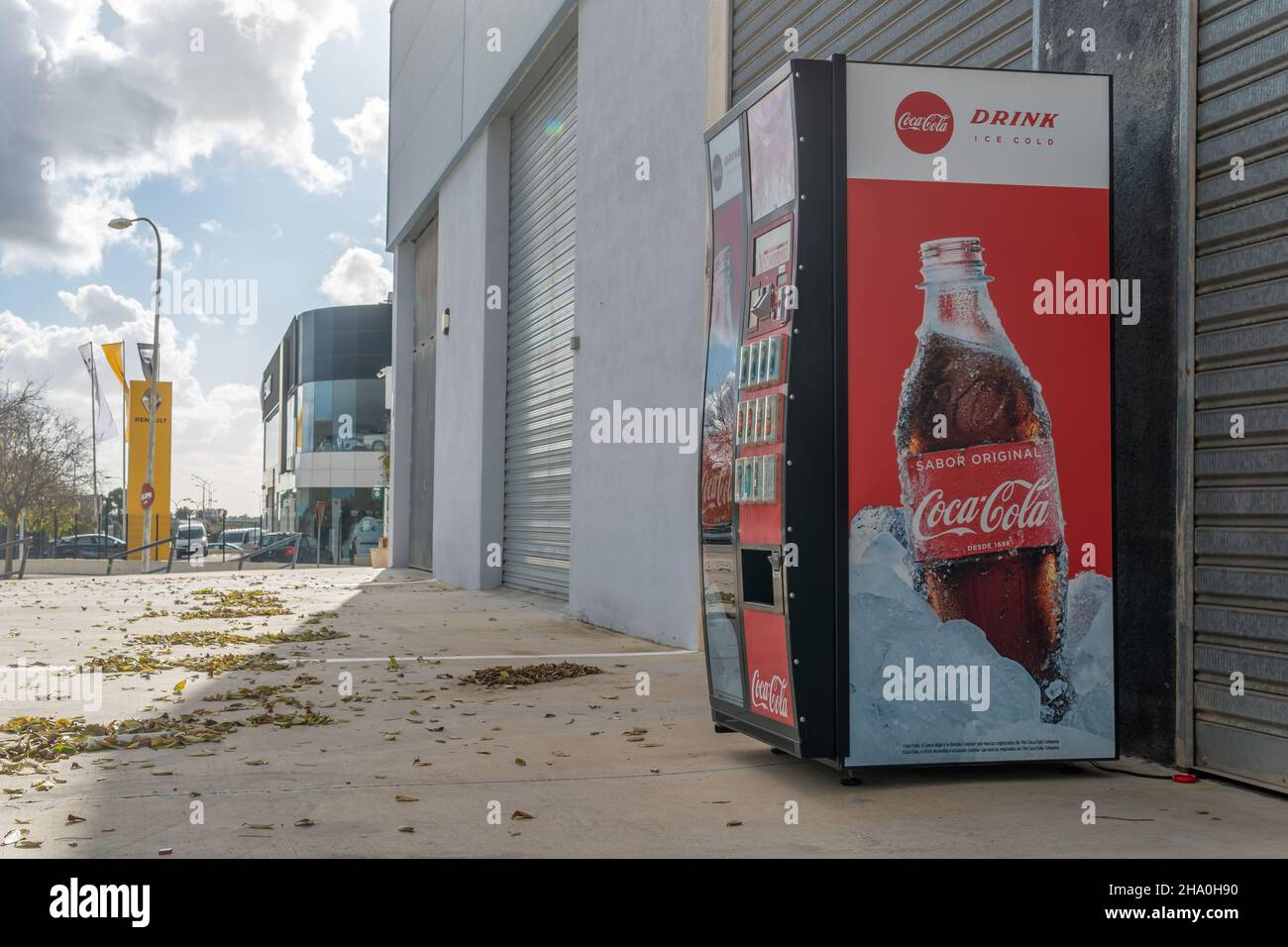Llucmajor, Spanien; dezember 05 2021: Coca Cola Softdrink-Maschine auf der Straße im Industriegebiet Son Noguera, Insel Mallorca, Spanien Stockfoto