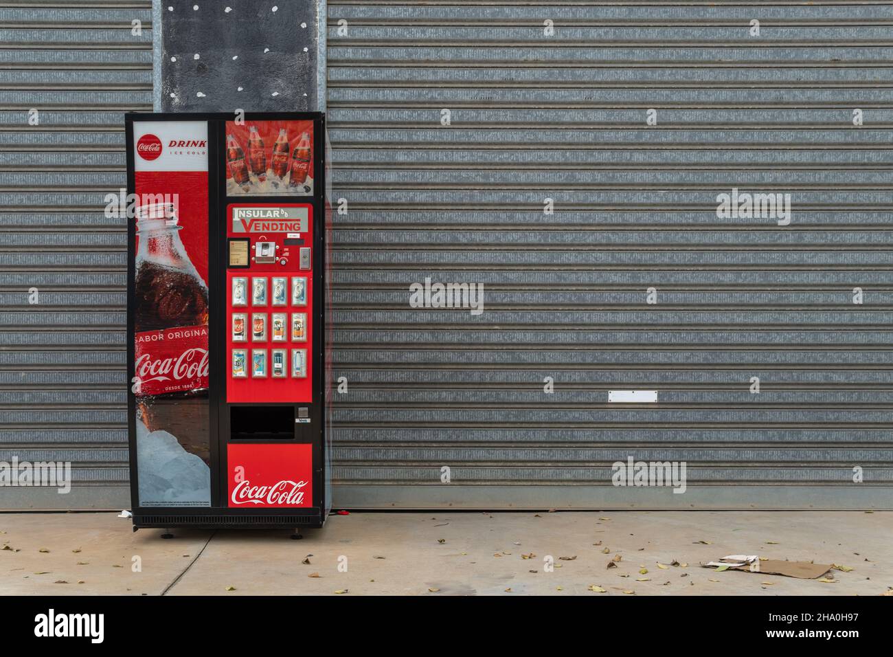 Llucmajor, Spanien; dezember 05 2021: Coca Cola Softdrink-Maschine auf der Straße im Industriegebiet Son Noguera, Insel Mallorca, Spanien Stockfoto