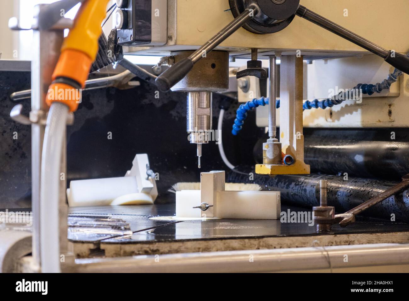 Moderne leistungsstarke Fräsmaschine mit Kühlsystem in Licht-Werkstatt der Produktionsanlage extreme Nahsicht installiert Stockfoto