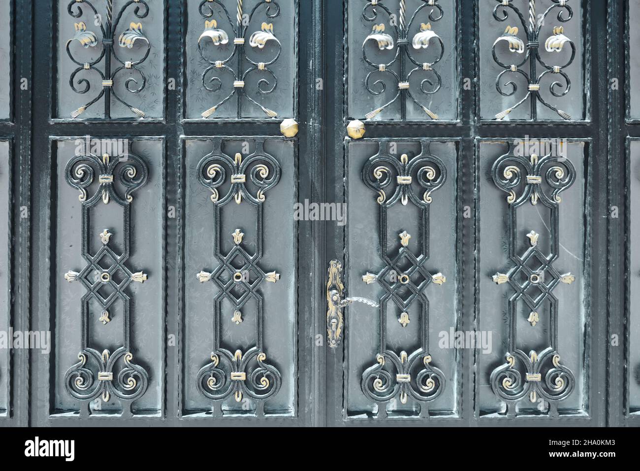 Schwarze schmiedeeiserne Türen mit goldenen Ornamenten Stockfoto